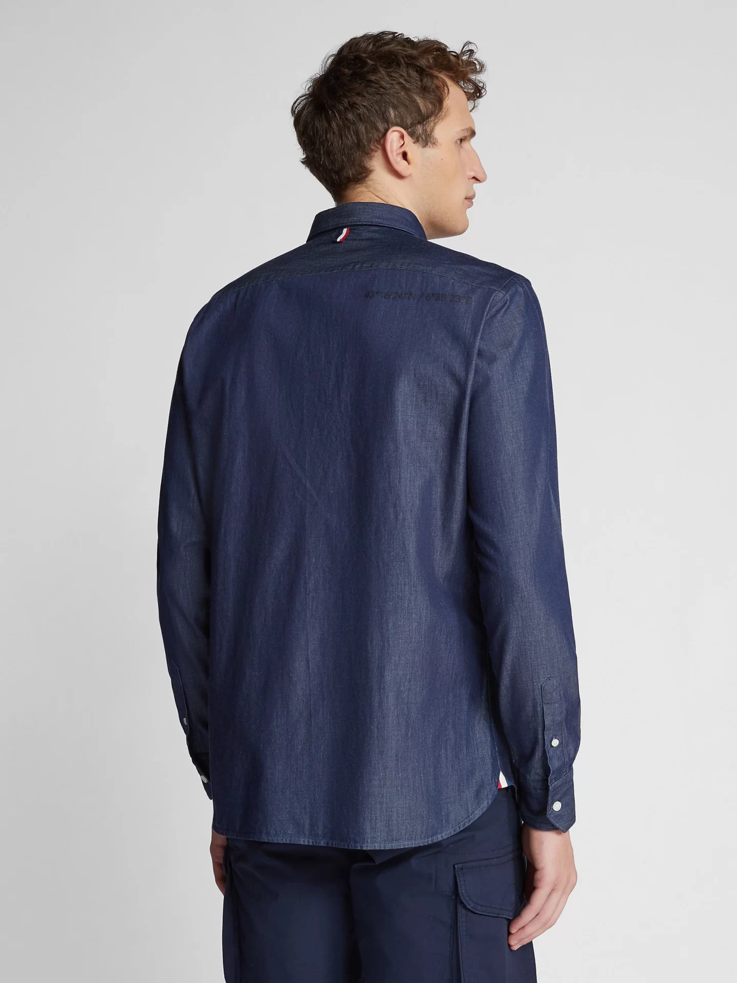 vst43_lvdst_collection_2022_homme_chemise_chambray_404535_C001_msback1_da04897d-2664-440a-93b8-eed257d43b5a_2800x