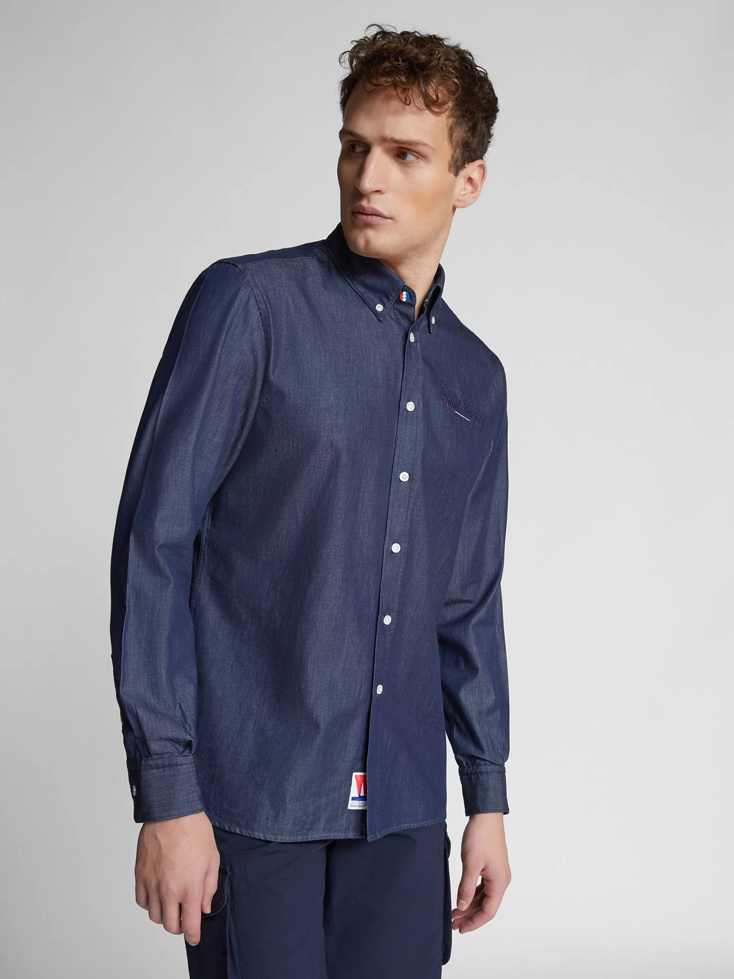vst43_lvdst_collection_2022_homme_chemise_chambray_404535_C001_msfront2_4c62b8a0-66dd-445e-91c0-ea43b4498404_2800x