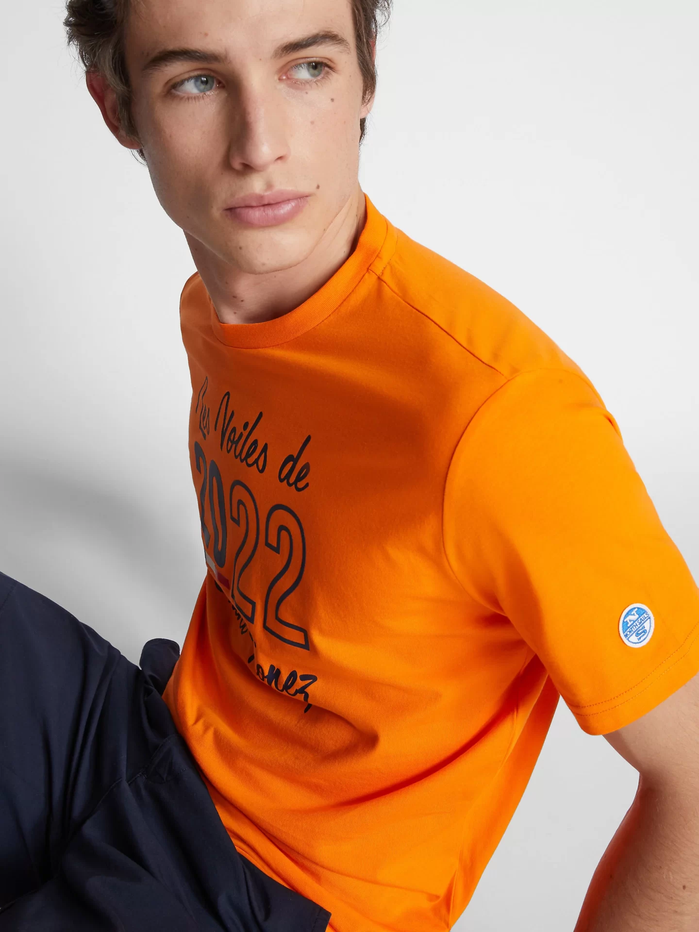 vst43_lvdst_collection_2022_homme_t-shirt_signature_403526_0725_det1_2800x