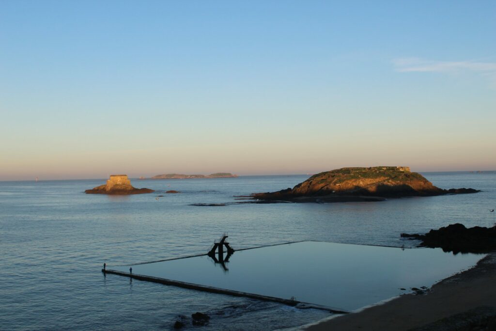 La baie de Saint-Malo au coucher du soleil, le Fort National et le Grand Bé