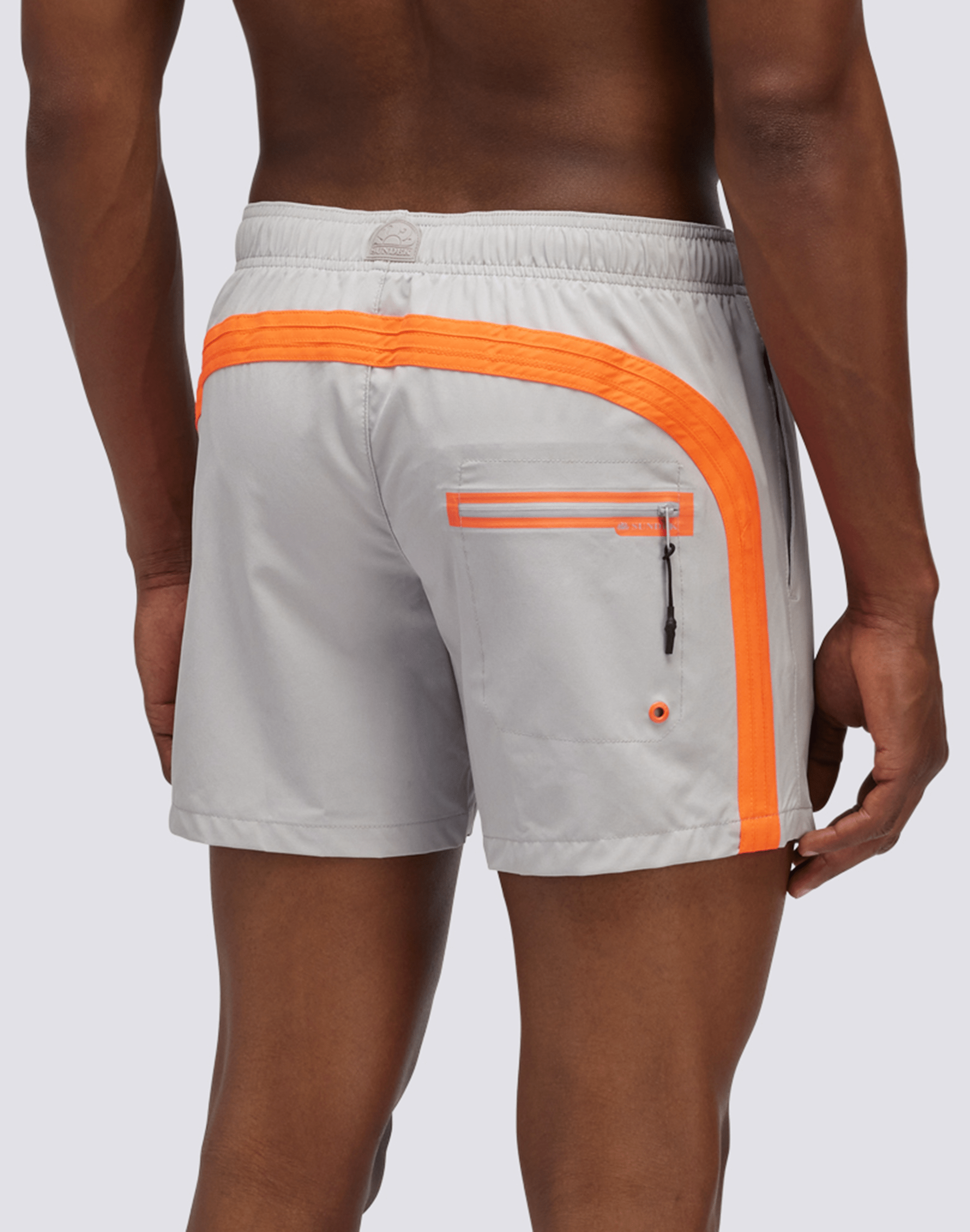 M905BDP7700_man_boardshort_newsilver_back
