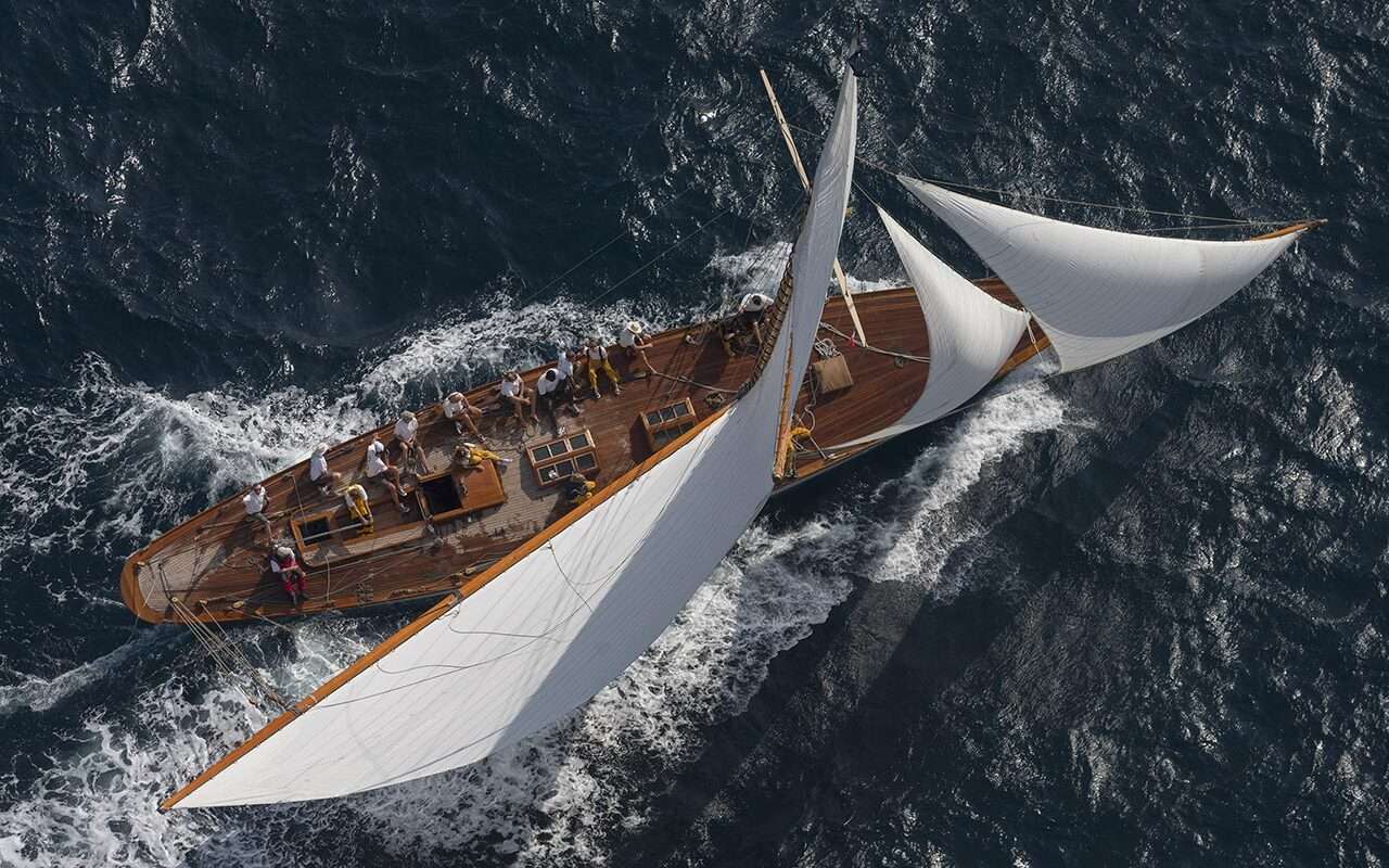Voilier de tradition vu du ciel, toutes voiles dehors, en pleine course