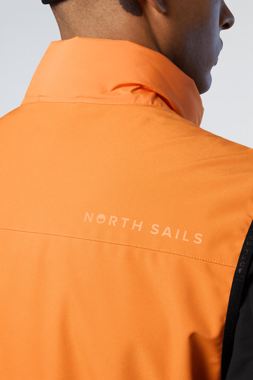 603352-0734-papyaorange-vest-tiburon-man-northsails-ss25-dos1