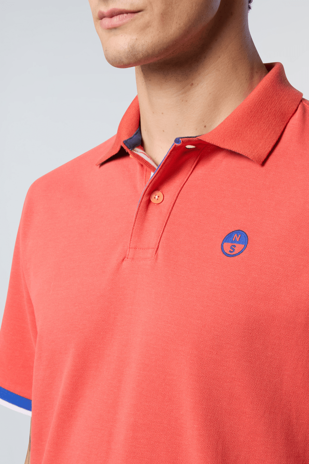 692445-0251-paprika-polo-liseres-man-northsails-ss25-detail2