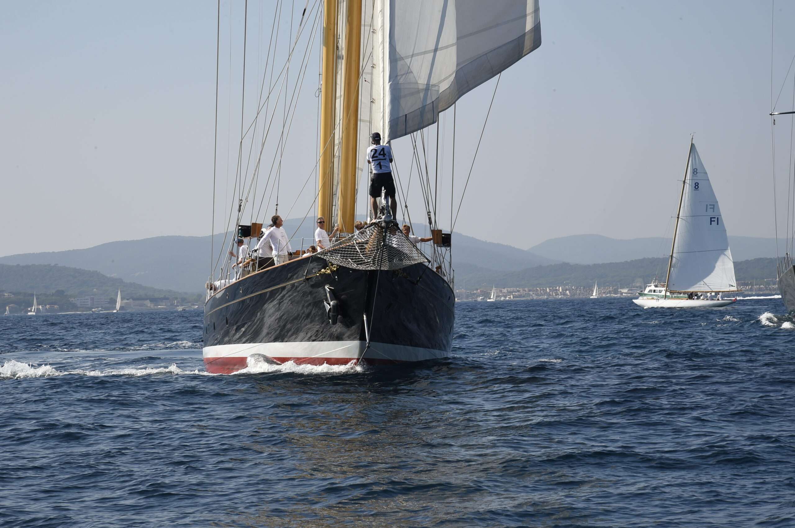 Voiliers de tradition en course devant le port de Saint-Tropez