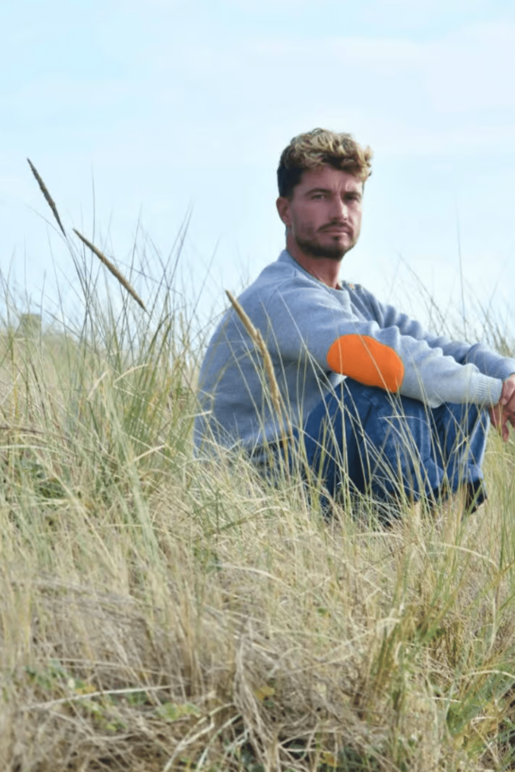 medellin_homme_gris_orange_optimist_side