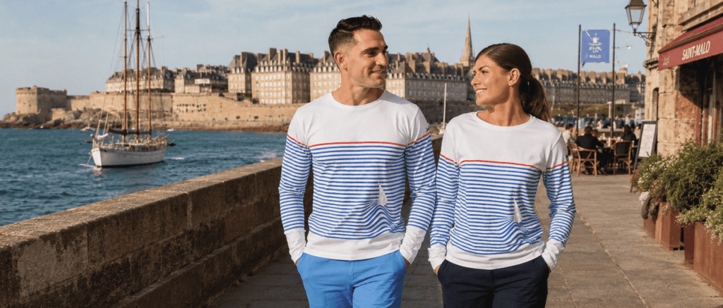 Un couple en marinières VST43° sur les remparts de Saint-Malo